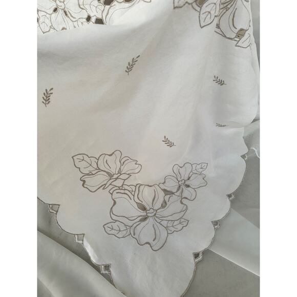 Vtg Linen Cutwork Tablecloth Floral Embroidered Cream Country Farm House 56 x 70 - Picture 3 of 7